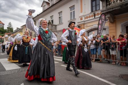 Povorka ob dnevih narodnih noš in oblačilne dedščine (8)